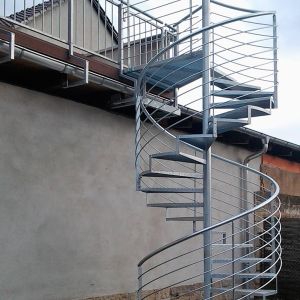 Spindeltreppe mit Tränenblechstufen
