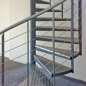 Innentreppe mit Stufen und Handlauf aus Edelstahl