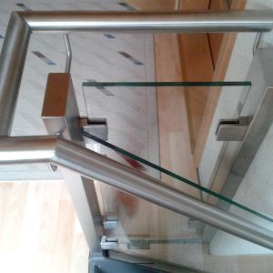 Treppengeländer aus Edelstahl mit Glasbrüstung