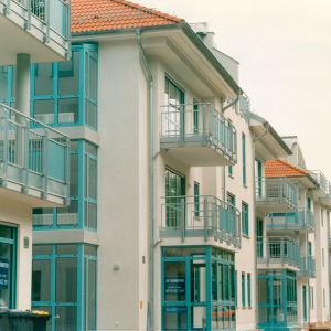 Balkongeländer mit Lochblechen und Füllstäben