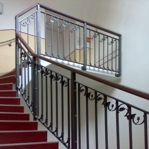 Treppengeländer handgeschmiedet mit Holzhandlauf