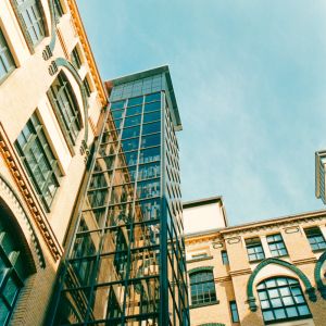 Aufzugschachtgerüst verglast