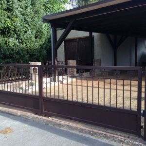 Grundstückstor mit steigenden Bändern und hydraulischen Antrieb