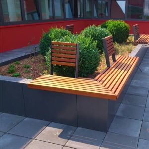 Hochbeeteinfassung mit Sitzbänken