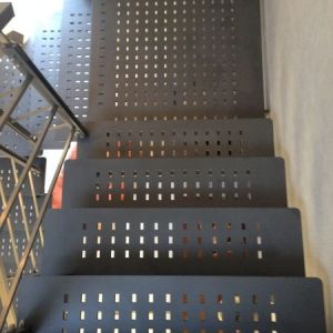 Innentreppe mit Lochblechstufen und Edelstahlhandlauf