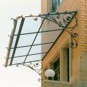 Vordach mit geschmiedeten Konsolen und Glas
