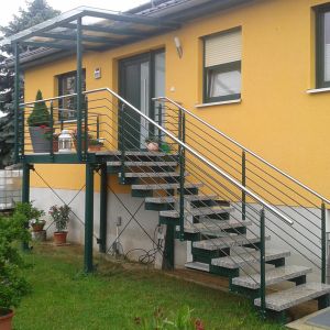 Treppe mit Granitstufen und Edelstahlhandlauf