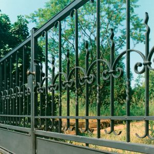 kunstschmiedeeisernes Tor im historischen Stil